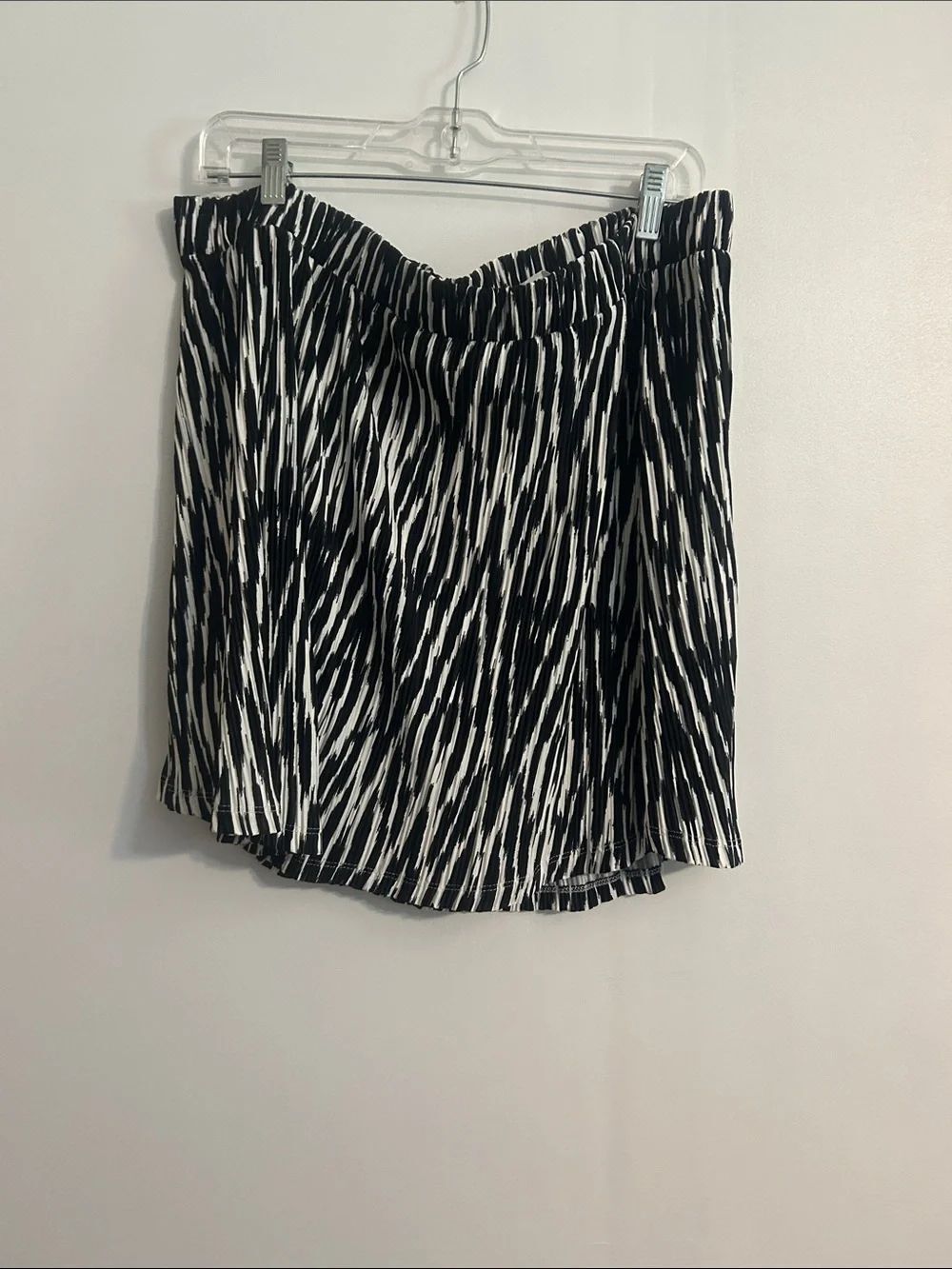 Serra Plisse Black & White Patterned Elastic Waist Skort